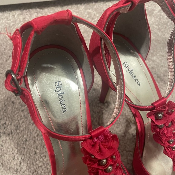 Size 8 red heels - Picture 5 of 6